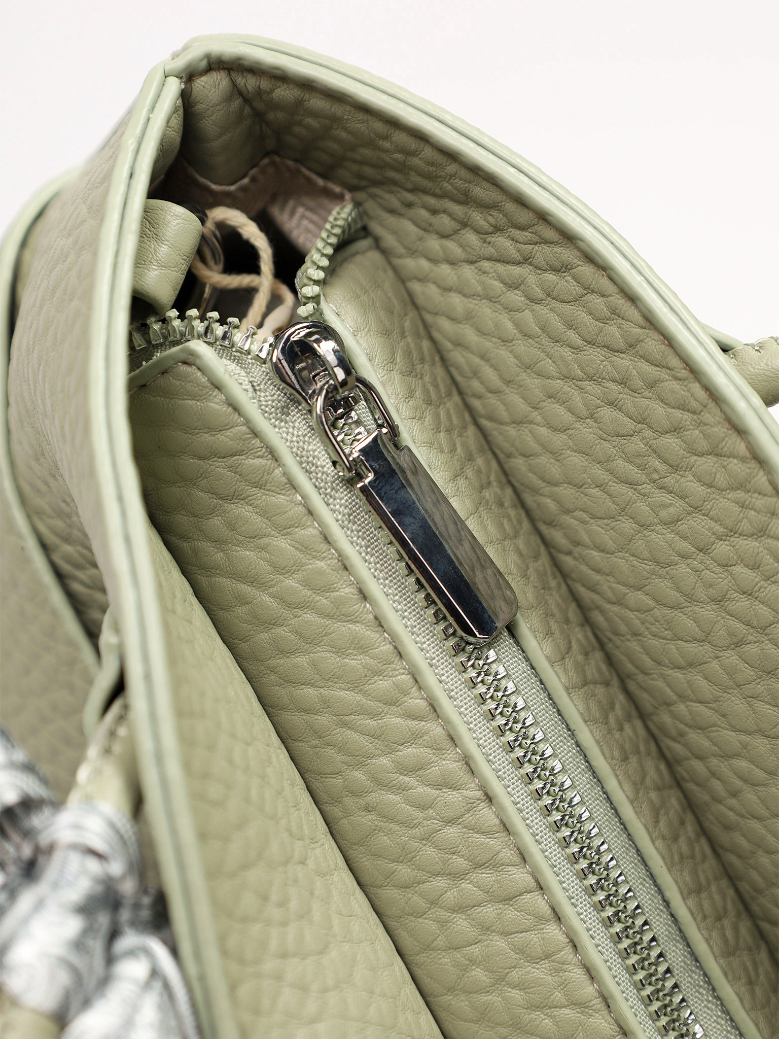 Сумка-тоут с округлыми ручками и декоративным платком в ассортименте